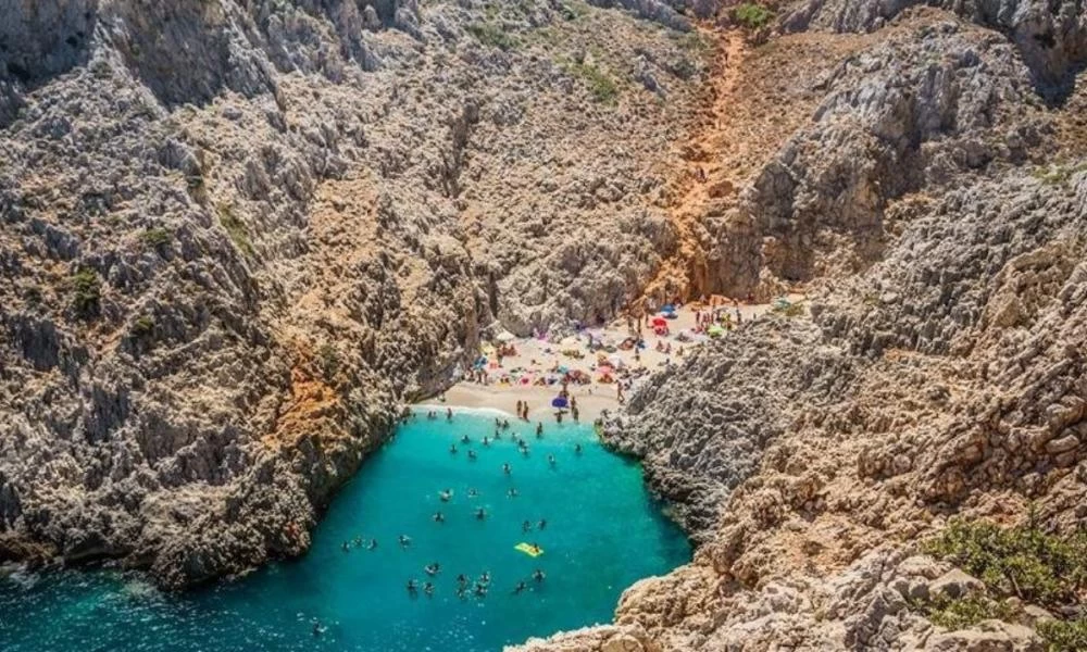 Επιχείρηση ΕΚΑΒ στα Χανιά για Γαλλίδα που έπεσε από βράχια
